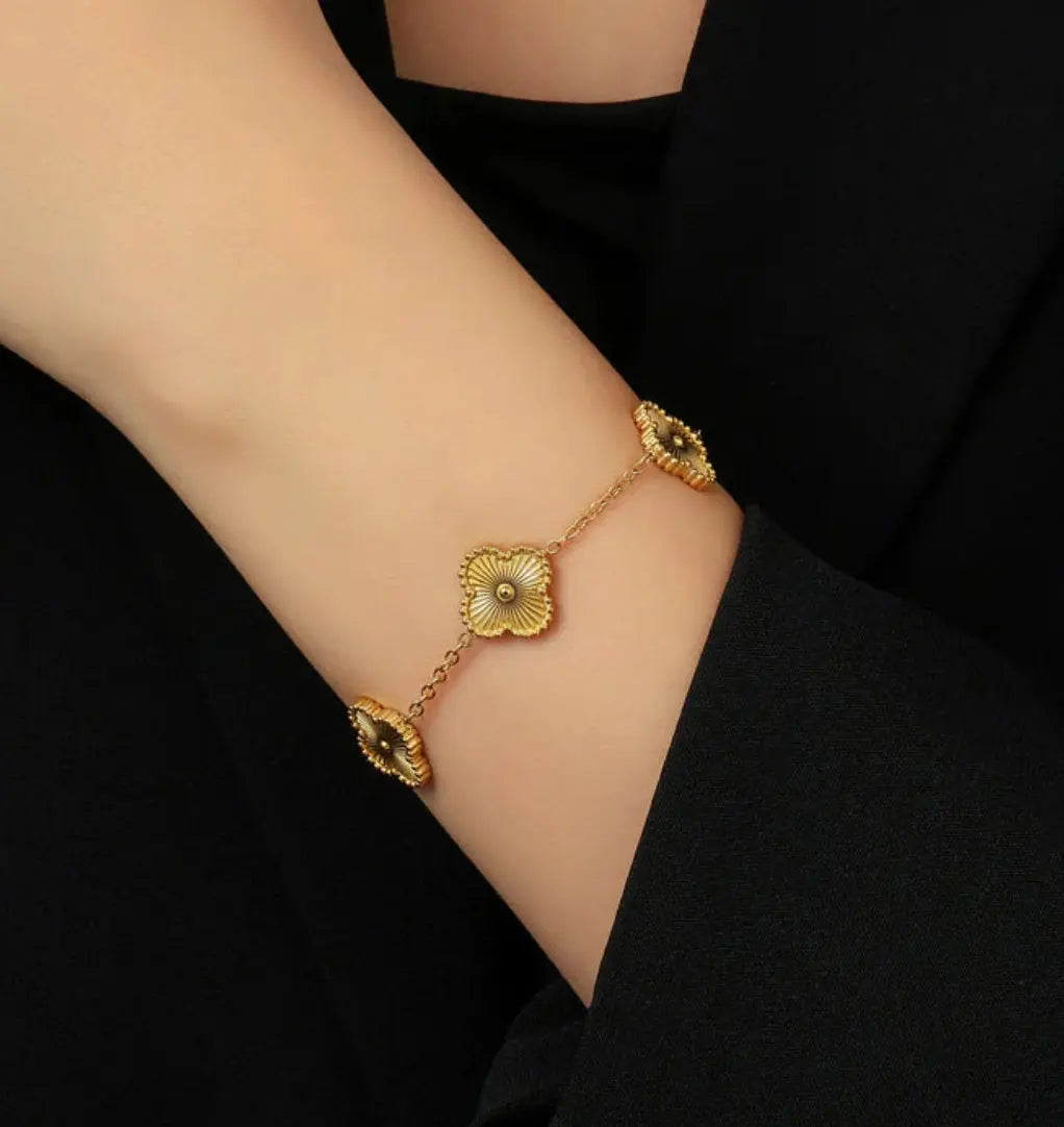 Fleur Charm - Gold Nezih